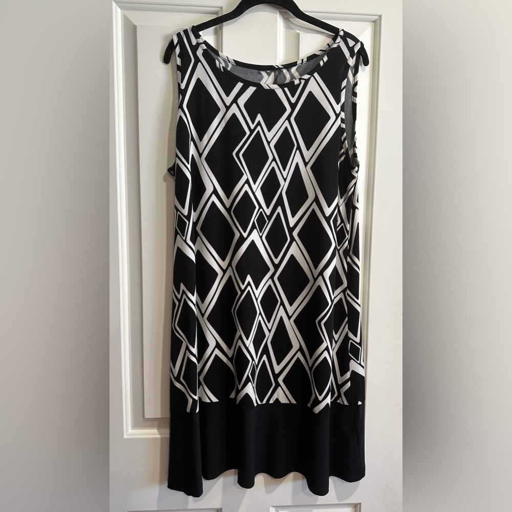 Black and White Sleeveless Geometric Dress Sz 1X. Great Condition.